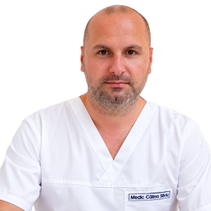 Portret profesional al unui medic în halat alb